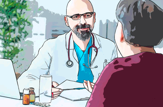 Das Bild zeigt eine Szene in einer Arztpraxis. Ein Arzt, der einen weißen Kittel und ein Stethoskop um den Hals trägt, sitzt an einem Tisch und spricht mit einem Patienten. Der Arzt hat eine Glatze, einen Bart und trägt eine Brille. Er scheint dem Patienten zuzuhören und hält einige Papiere in der Hand. 